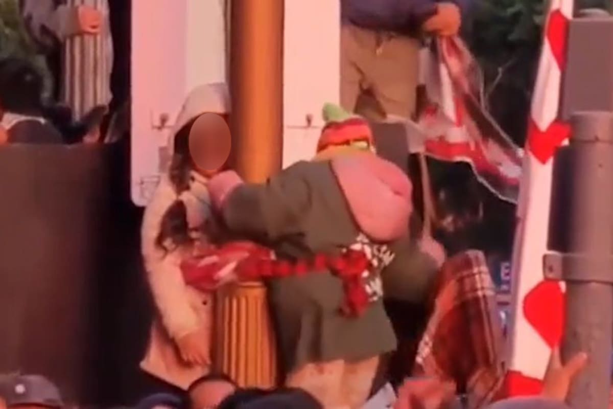 Así ataron a los dos niños a un palo de la luz