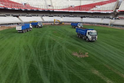 Así avanzan las reparaciones en el terreno de la cancha de River, ya sin la pista de Atletismo