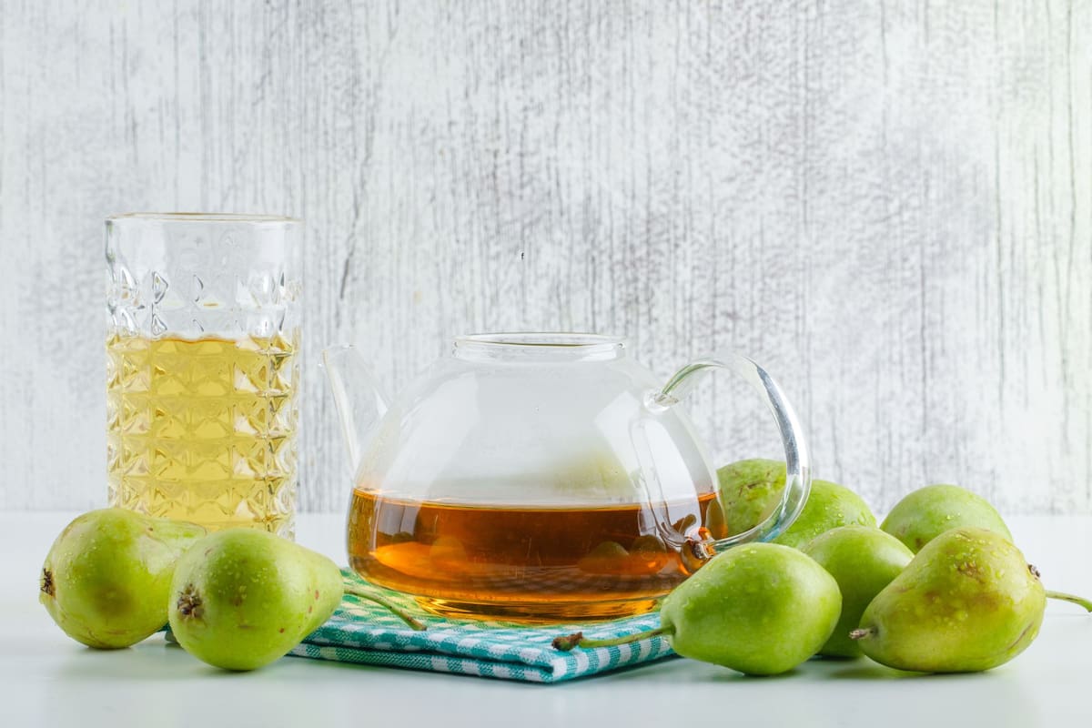 Así ayuda la infusión de hojas de guayaba con limón a tu salud