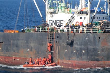 Así capturó Prefectura naval a un buque pesquero surcoreano que pescaba ilegalmente dentro de la Zona Económica Exclusiva argentina