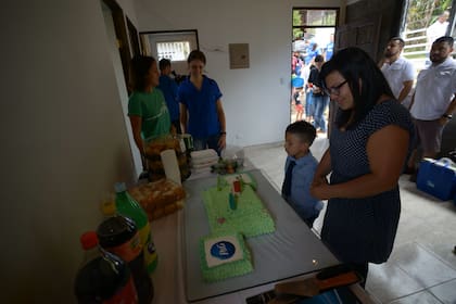 Así celebró indy Mora con su hijo el día que le entregaron la casa