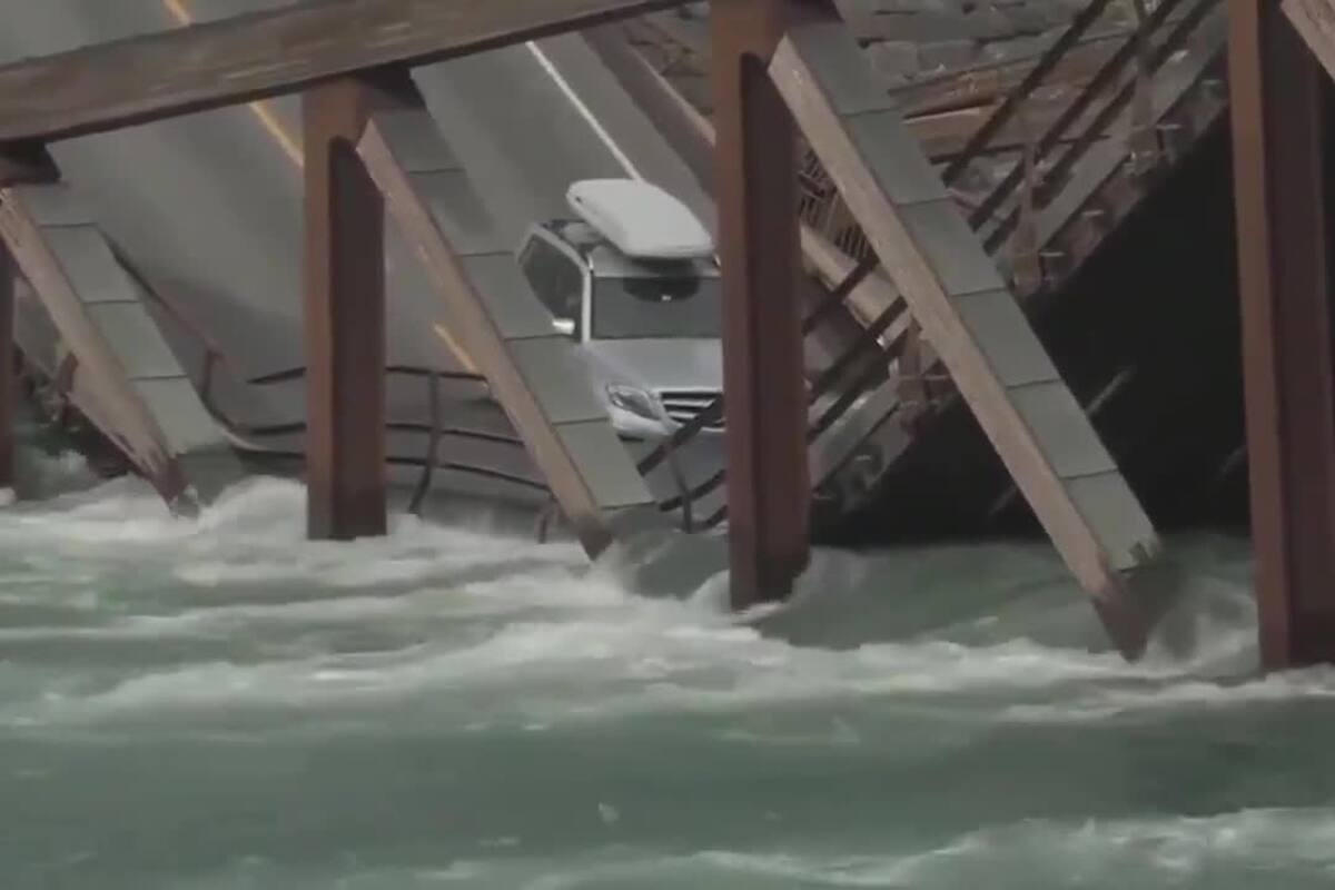 Así colapsó un puente de madera en Noruega