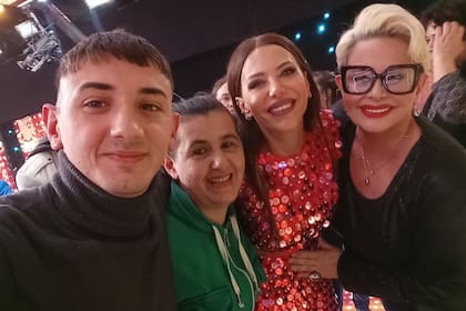 Así como Carmen Barbieri se ofreció a ayudarlo con el tratamiento, en uno de los programas Evangelina Anderson se levantó de su silla y fue a abrazarlo