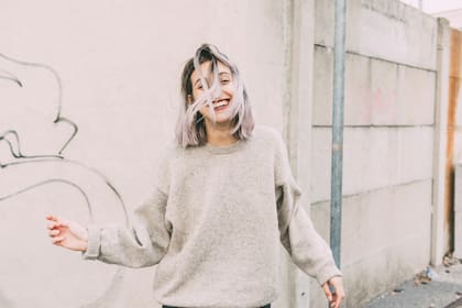 Así como se instaló que los hombres canosos son sexies, de a poco se está instalando esta tendencia en mujeres