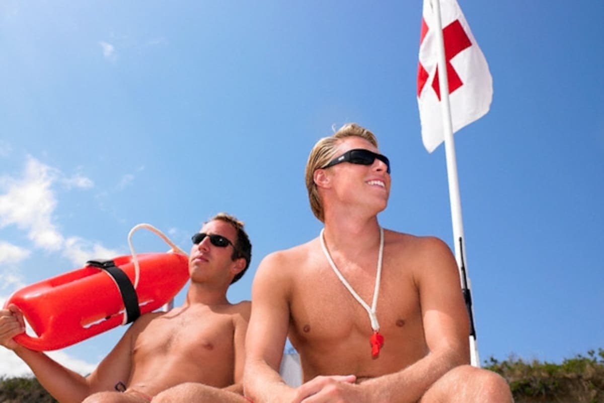 Así como todas deberíamos, alguna vez, escapar de un edificio en llamas en brazos de un bombero, todas tenemos derecho a tener una historia con un guardavidas