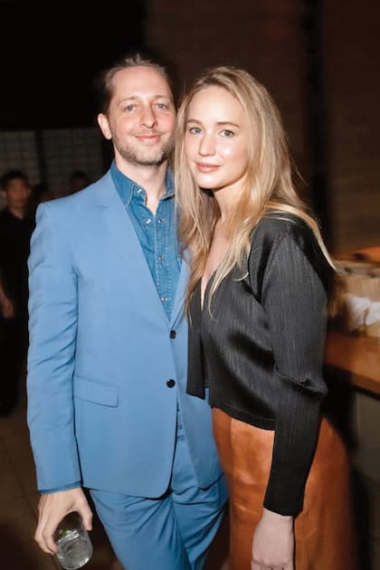 Así, con un make up nude, la actriz posó junto a Derek Blasberg en la fiesta que el escritor hizo en Nueva York por su 42° cumpleaños.