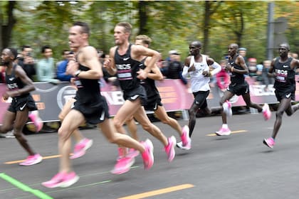 Así corrió Eliud Kipchoge: con las liebres marcándole el paso