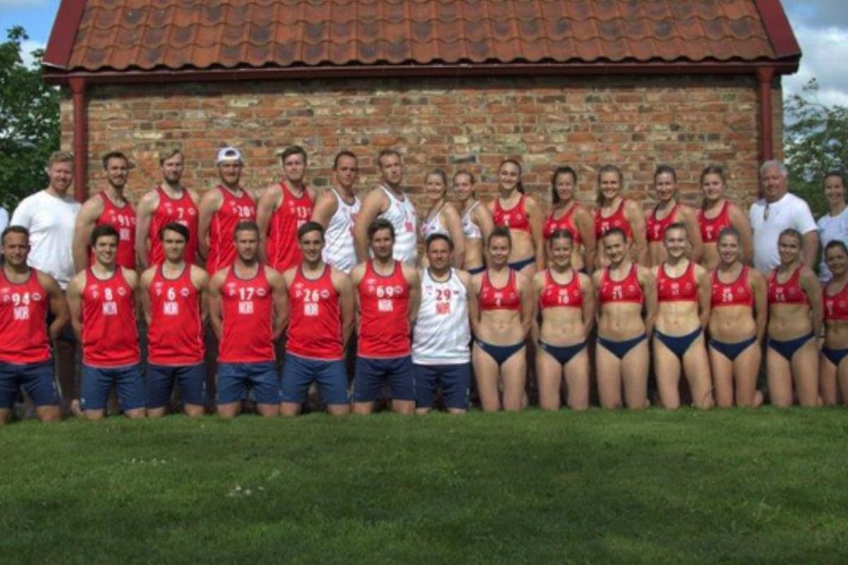 Así de diferentes lucen las vestimentas de los equipos de balonmano de playa femenino y masculino de Noruega.