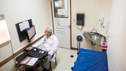 Así de mínimo es el consultorio del hospital Fernández donde Pedro Cahn atiende a sus pacientes
