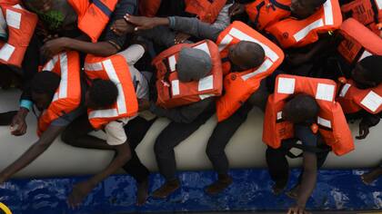 Así de superpoblado, uno de los botes rescatados por Médicos Sin Fronteras, intentaba llegar a Italia desde Libia