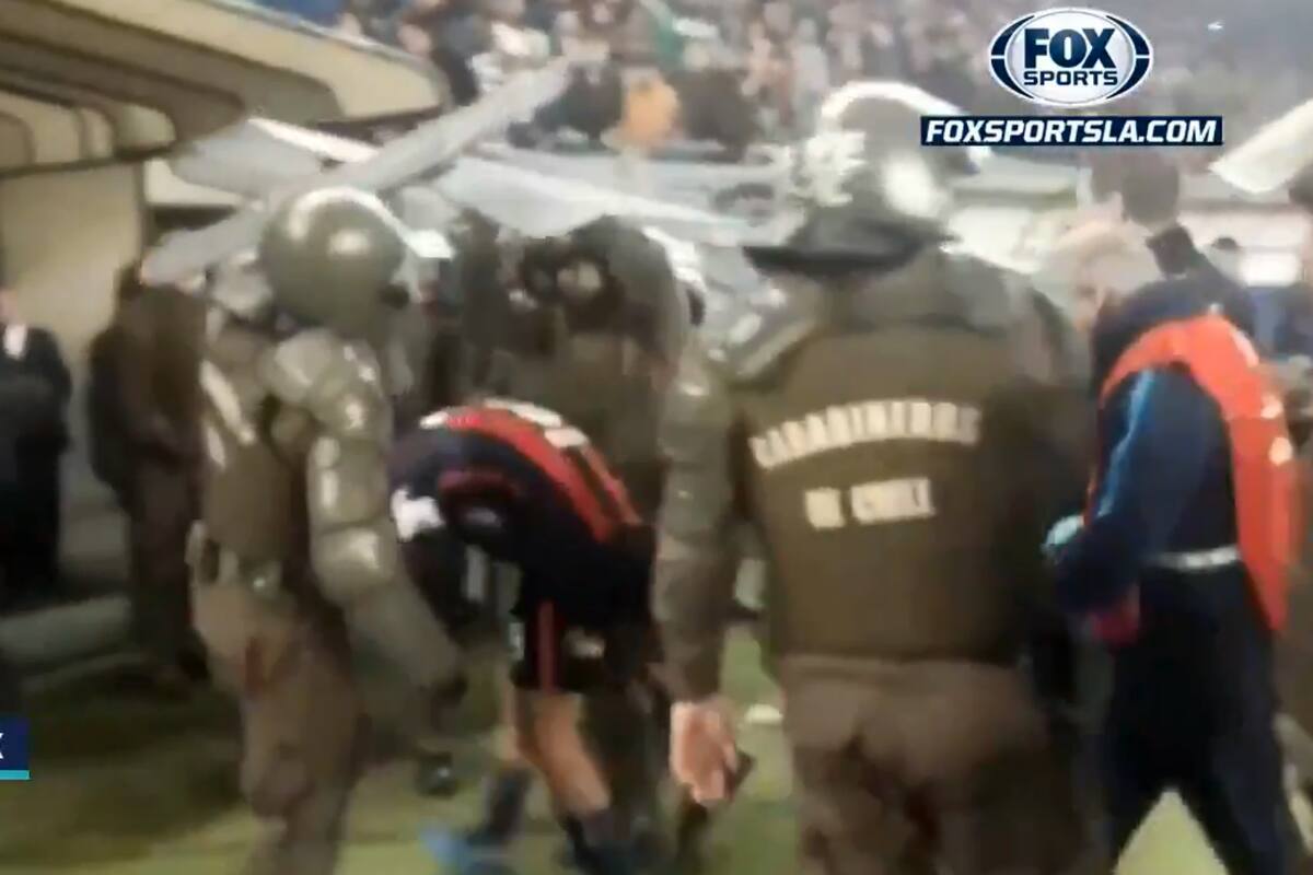 Así debieron retirarse algunos jugadores de San Lorenzo del estadio de Temuco