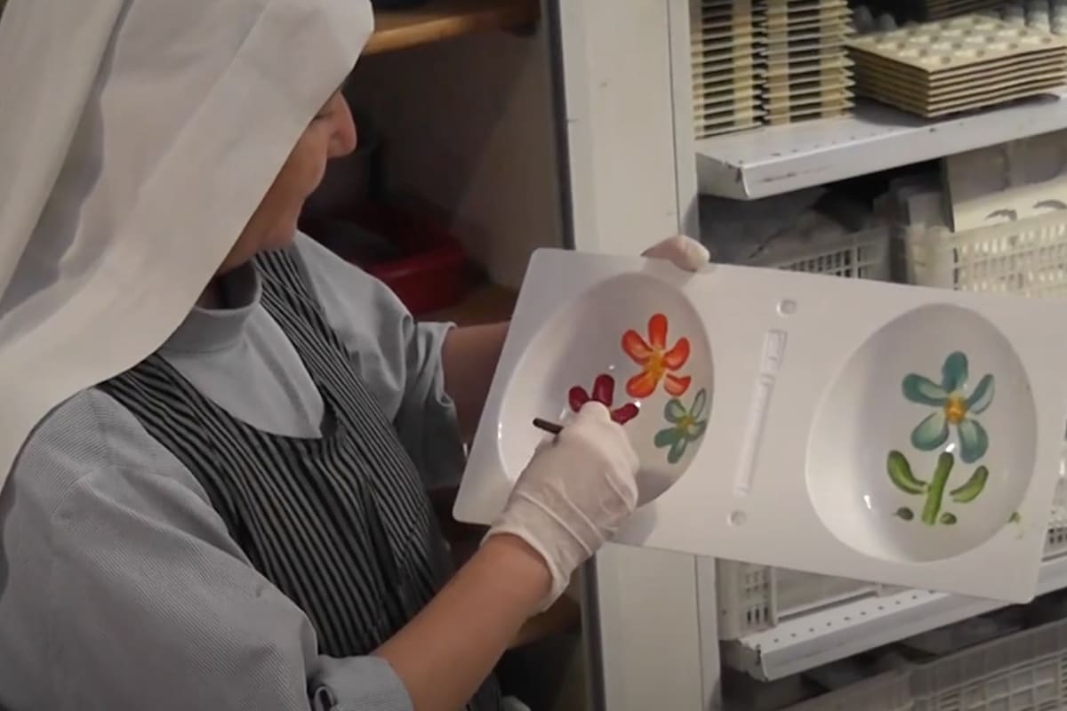 Así decoran las Monjas Benedictinas, los huevos de chocolate para Pascua.