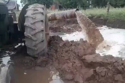 Así desagotan el agua que sacan por un canal desde Hortensia