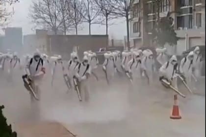 Así desinfectan las calles en China
