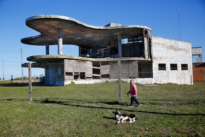 Así, desmantelado, se encuentra el Parador Ariston