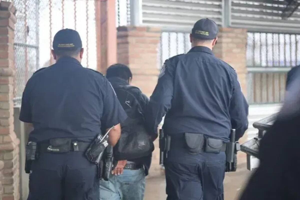 Así detenían al sospechoso que manejaba el camión que llevaba metanfetamina dentro de las papayas