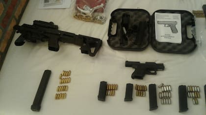 La policía encontró armas y dinero