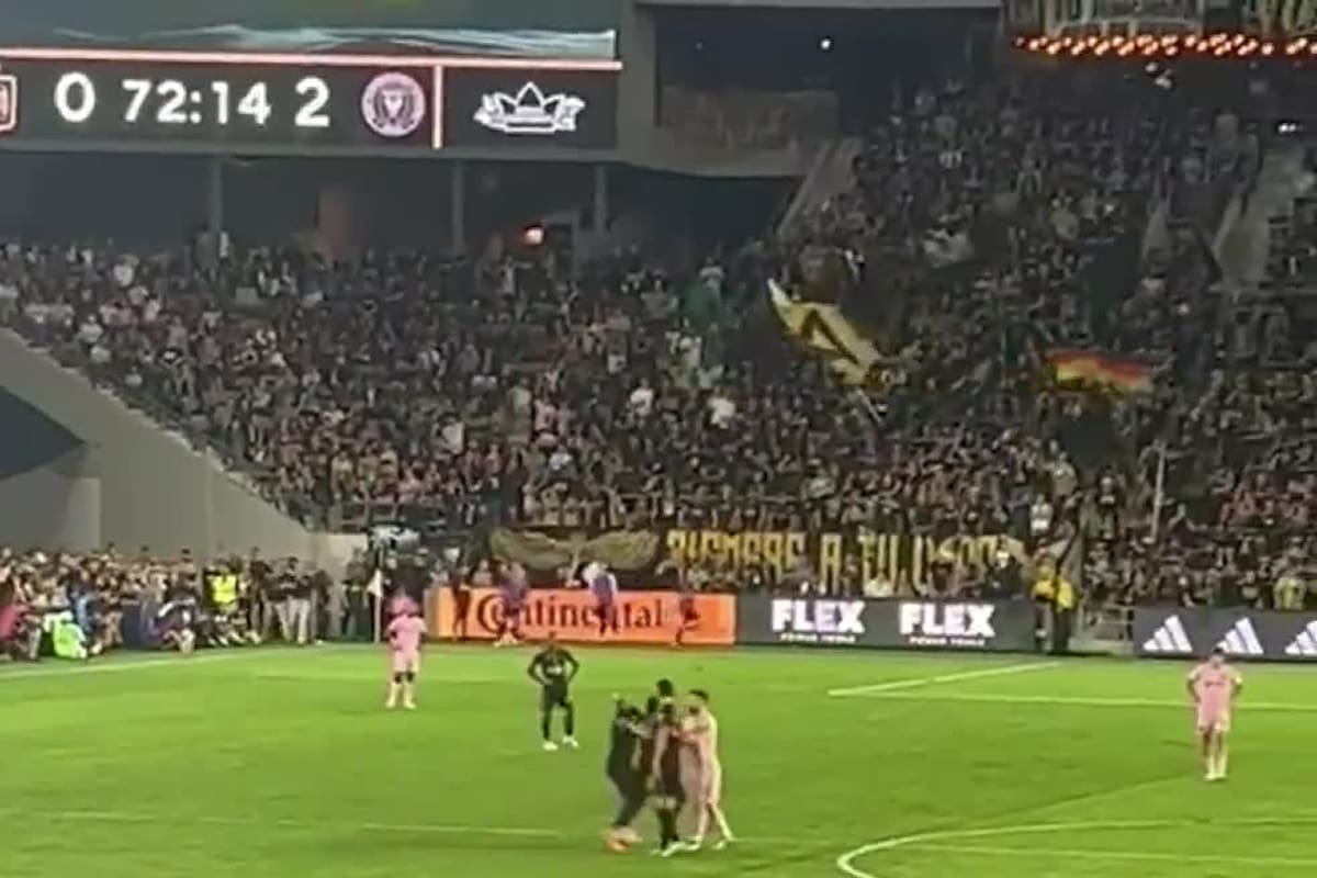 Así detuvo el guardaespaldas de Messi a un hincha que se metió en el campo de juego