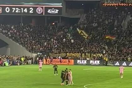 Así detuvo el guardaespaldas de Messi a un hincha que se metió en el campo de juego