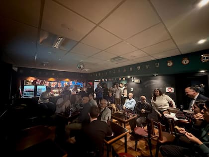 Así disfrutó el personal de la embajada el partido Inglaterra-Croacia en el pub interno de la embajada llamado "The Hand of God"