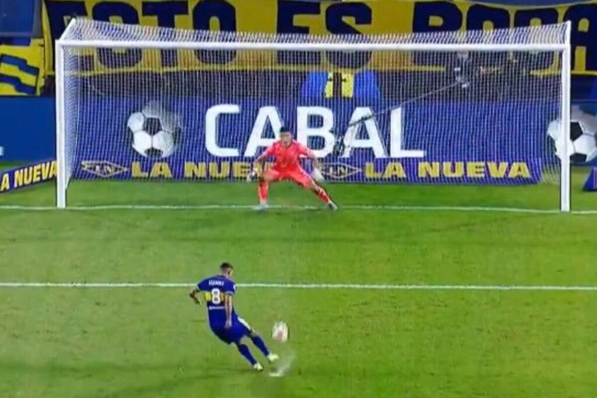 Así ejecutó Cardona su penal en la definición del Superclásico; fue fácilmente atajado por el juvenil Leo Díaz