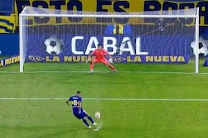 Así ejecutó Cardona su penal en la definición del Superclásico; fue fácilmente atajado por el juvenil Leo Díaz