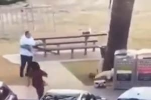 Así el momento en que un civil abatió a uno de los terroristas de Bondi Beach