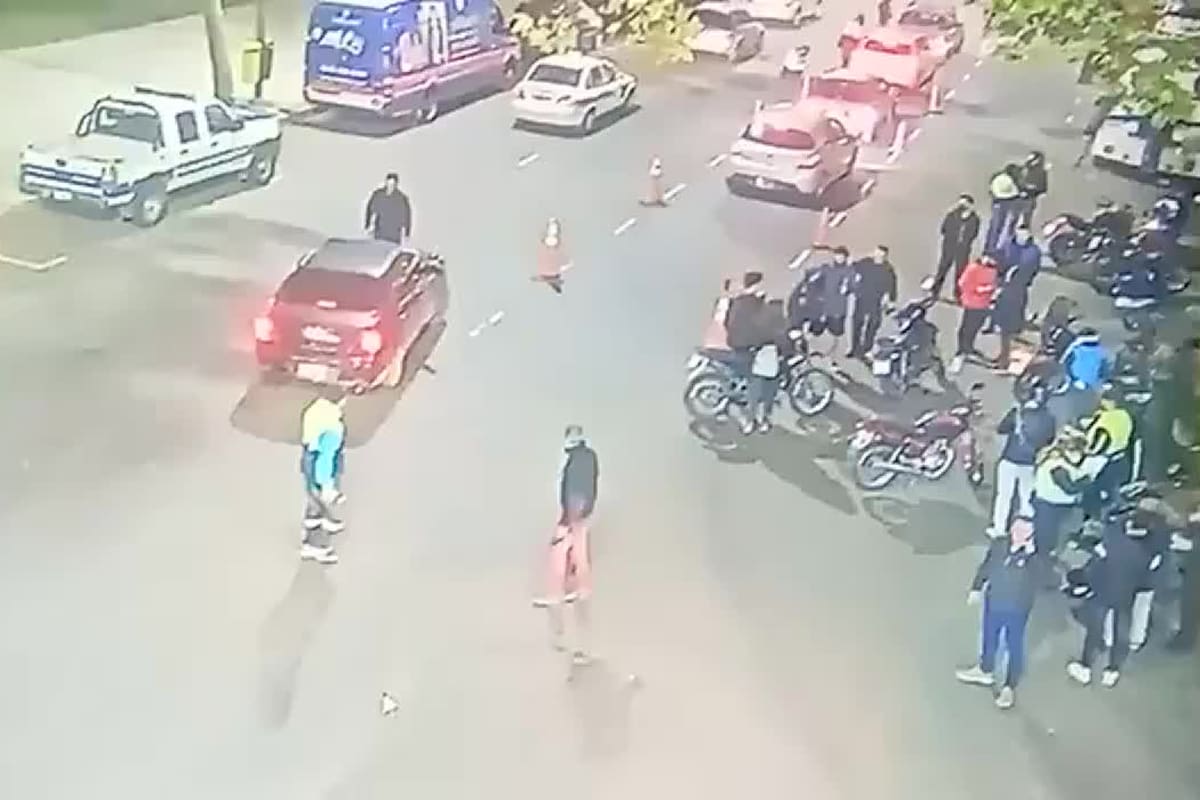 Así embistió a un agente de tránsito para evitar un control