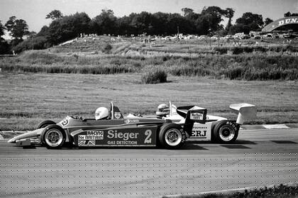 Así empieza la maniobra que va a terminar mal: Ayrton Senna intenta superar por dentro a Martin Brundle y...