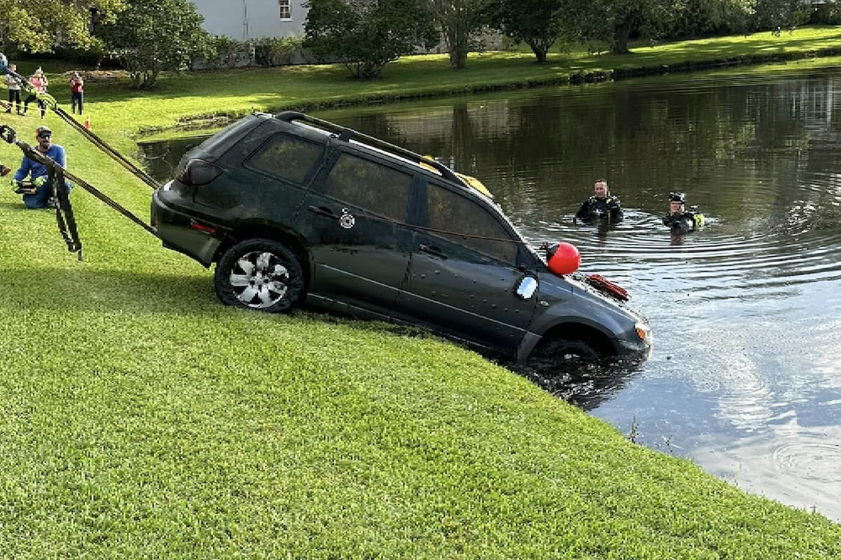 Así encontraron la camioneta, en Florida; las matrículas coinciden con las registradas por Robert Helphrey, un hombre que había desaparecido misteriosamente y era buscado desde 2006