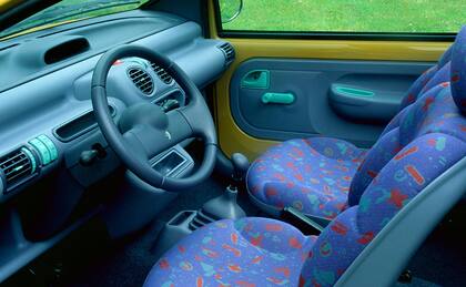 Así era el interior del mítico Twingo; disruptivo, colorido y muy llamativo para la época