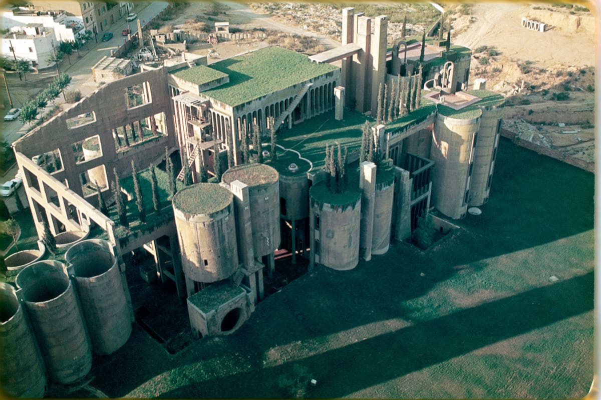 Así era la fábrica antes de su transformación: un complejo industrial con estructuras de hormigón deterioradas y espacios sin uso