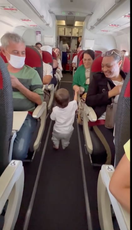 Así es como el bebé saludó a los tripulantes del avión
