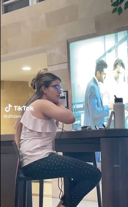 Así es como la joven se arregló el cabello en el aeropuerto