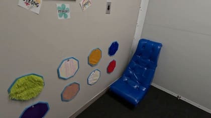 Así es como la maestra incorpora el espacio de protección antibalas en su salón de clases