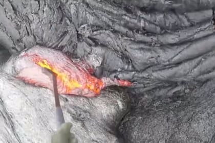 Así es como un geólogo toma muestras de lava fundida a 1.140 grados centígrados en el volcán Kilauea de Hawái