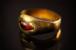 Sorpresa arqueológica por un anillo de oro intacto de 2300 años que desenterraron en Jerusalén