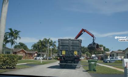 Así es el camión que se lleva la basura que nadie recoge