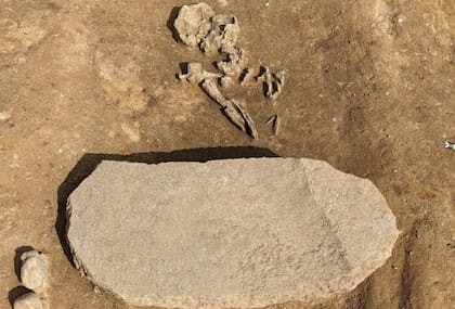 Así es el cuerpo que se halló con la piedra encima