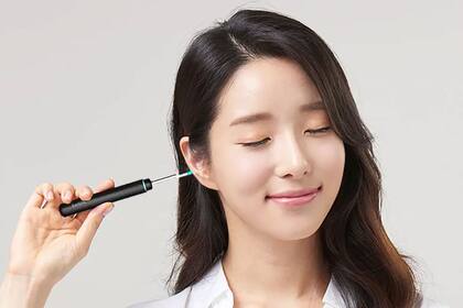 Así es el curioso accesorio limpiador de orejas de Xiaomi con cámara, puntas desmontables y conexión Wi-Fi