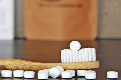 Así es el dentífrico disponible en una pastilla, un formato que evita el uso de tubos de plástico de un único uso