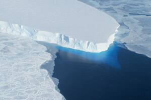 El alarmante descubrimiento debajo del “glaciar del juicio final”, que podría causar graves inundaciones