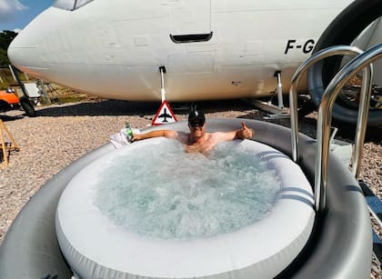 Así es el hidromasaje que instaló en el exterior del avión