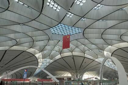 El aeropuerto fue diseñado por el equipo de arquitectos de la premiada Zaha Hadid, fallecida en 2016