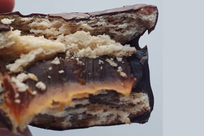 Así es el interior del alfajor de chocolate, relleno de una cantidad generosa de dulce de leche