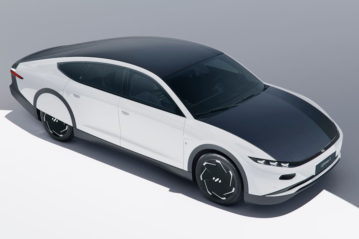 Así es el Lightyear 0, el auto eléctrico que puede hacer hasta 70 km al día con la energía que capturan los paneles solares que lleva en el capot, el techo y el baúl