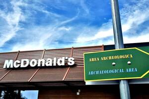 Así es el McDonald's más escalofriante del mundo donde puedes comer rodeado de esqueletos. Foto/Instagram: @wanderlustviola