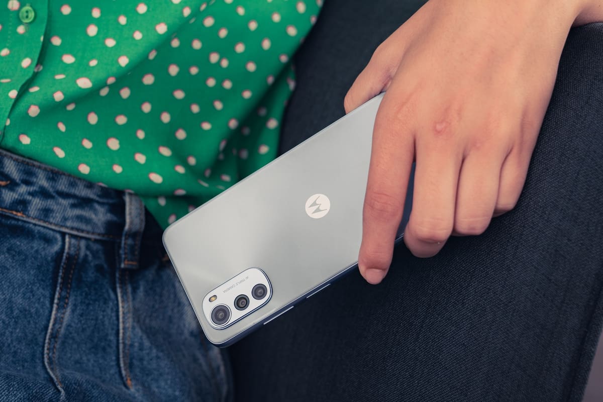 Así es el Moto E32, con una pantalla de 6,5 pulgadas, chip de 8 núcleos, batería de 5000 mAh y una cámara principal de 16 megapixeles