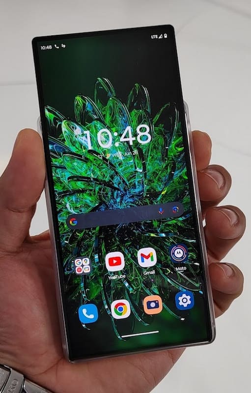 Así es el Moto RIZR, el teléfono convertible de Motorola que transforma su pantalla de 5 a 6,5 pulgadas con un botón