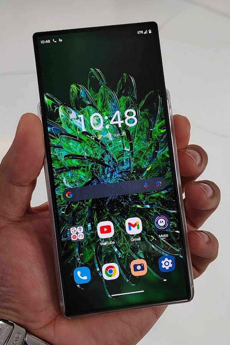 Así es el Moto RIZR, el teléfono convertible de Motorola que transforma su pantalla de 5 a 6,5 pulgadas con un botón